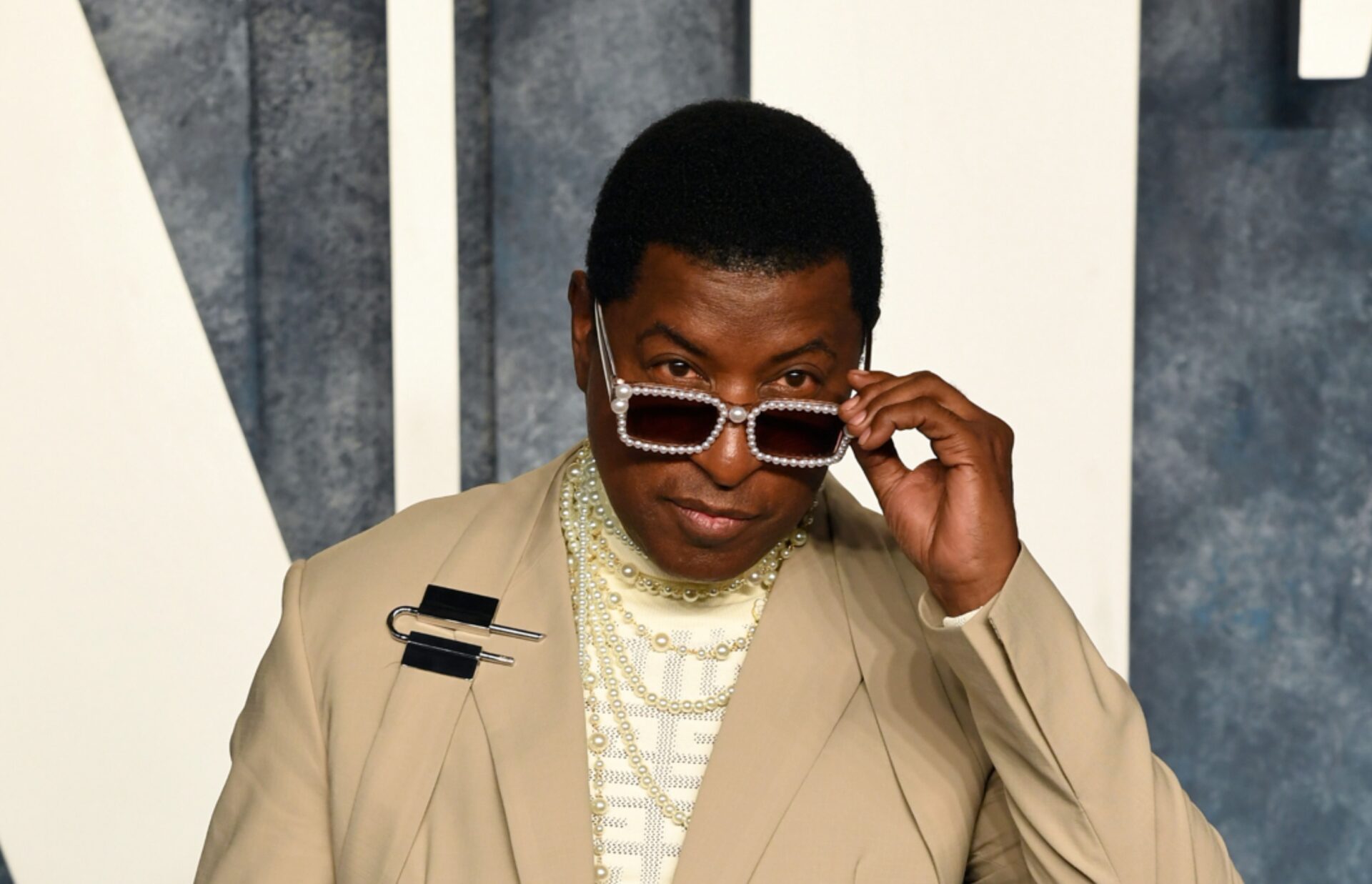 Internet Blasts Grammys Interviewers Who Dissed Babyface To Fangirl Over New Artist