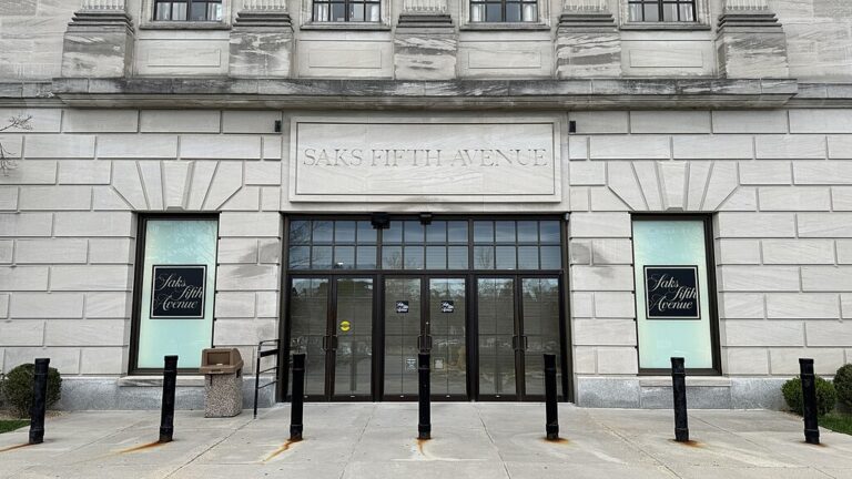 SAKS FIFTH AVENUE, PAYMENTS, LUXURY RETAILER